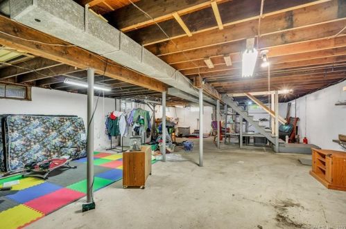 35 Keeney St, Manchester CT 06040-7054 exterior