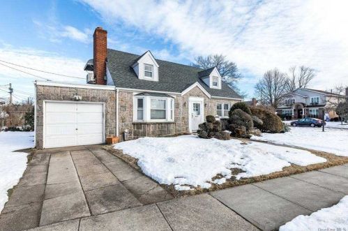 1 Primrose Dr, New Hyde Park, NY 11040-2113