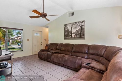 19621 58 Ave, Hialeah FL  33015-4909 exterior