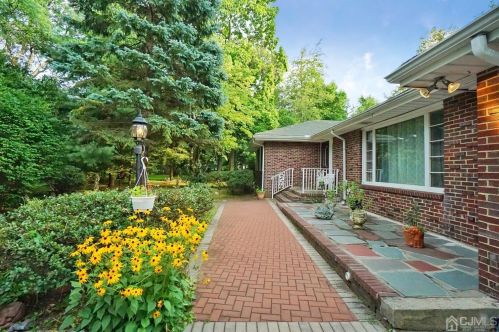 541 Ryders Ln, East Brunswick, NJ 08816-2770