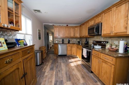 20 Ross Ave, Huntington Station NY  11747-2647 exterior