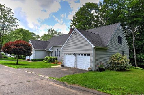 63 Woodbury Hl, Woodbury, CT 06798-2964