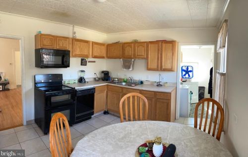 6533 Walnut Ave, Camden, NJ 08109-2437