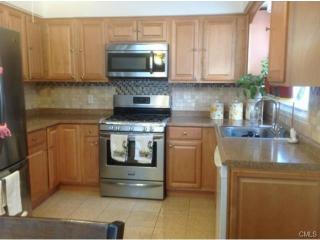 85 Yacht St, Bridgeport, CT 06605-2733