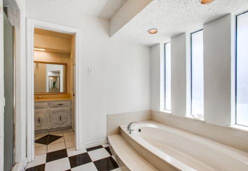 13022 Fall Manor Dr, Dallas TX  75243-2426 exterior