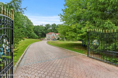 401 Fawns Run, Morganville, NJ 07751-4402