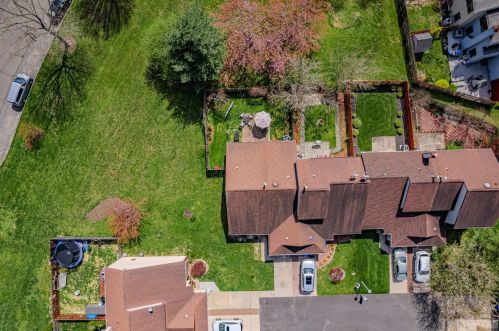 33 Rutledge Ct, East Brunswick NJ  08816-4020 exterior