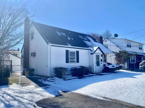 43 Virginia Ave, Hicksville, NY 11803-3517