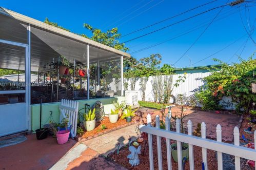 1035 36 Pl, Hialeah FL 33012-4929 exterior