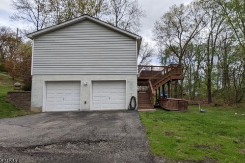 31 Arrowhead Dr, Wantage NJ  07461-1210 exterior