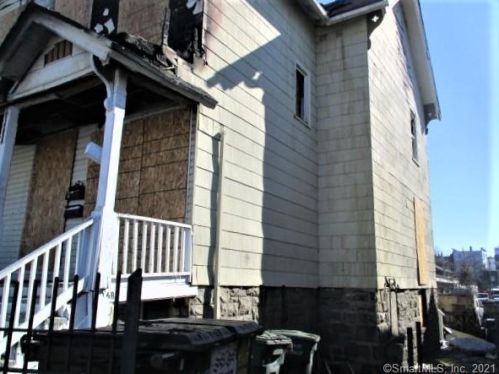 16 Jones Ave, Bridgeport CT 06604-3114 exterior