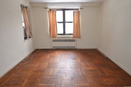 16 Stoner Ave, Great Neck, NY 11021-2102