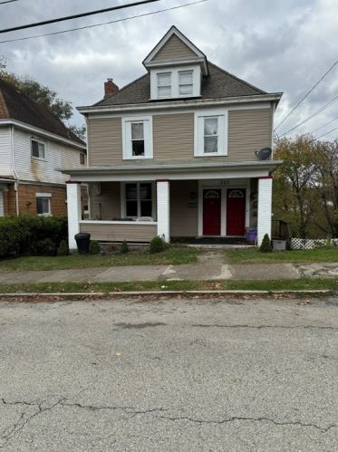 303 3rd St, Jeannette, PA 15644-1727