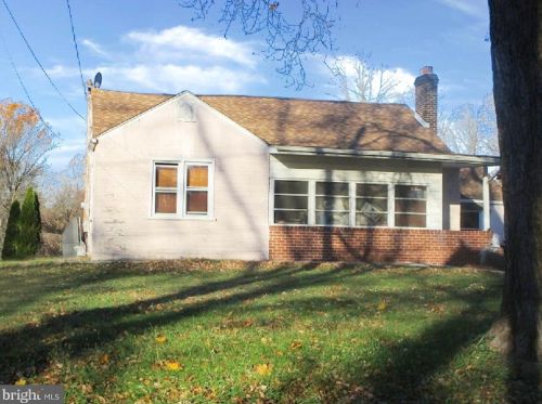 586 Meetinghouse Rd, Boothwyn, PA 19061-3501