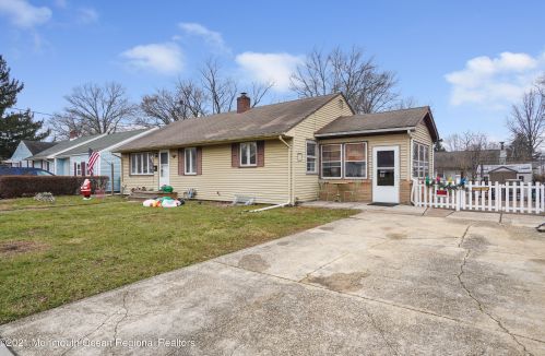 35 Meadowbrook Ave, Tinton Falls, NJ 07724-2338