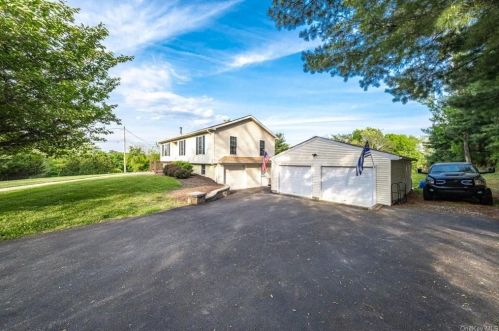 520 Plank Rd, Westtown, NY 10998-2819