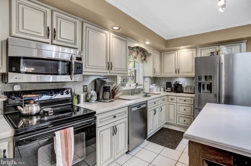7 Cumberland Estates Dr, Navy Sup Dpt, PA 17050-1720