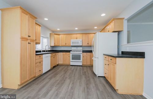 10 Caxton Dr, New Castle, DE 19720-2333