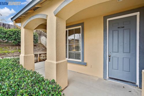 2001 Cinnamon Ridge Dr, Oakley, CA 94561-1553