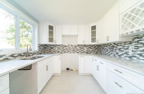 27 Garrigus Ct, Waterbury CT  06716-3103 exterior