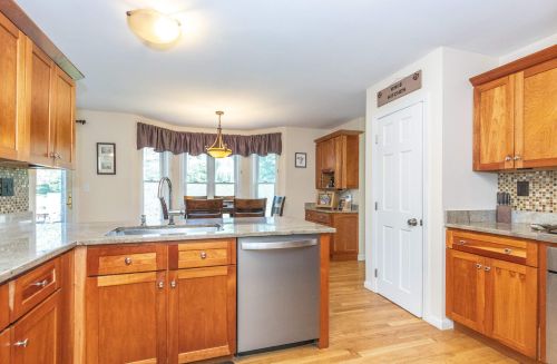 8 Canter Ct, Nashua NH  03063-2929 exterior