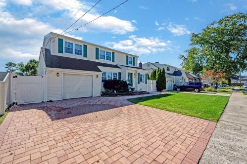 3680 Stokes Ave, Bethpage, NY 11714-4132