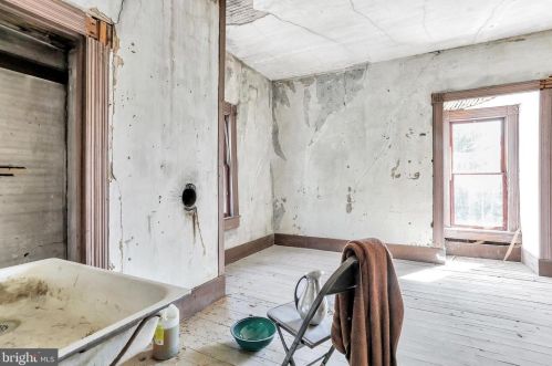 310 Main St, Edinburg VA  22824-9439 exterior