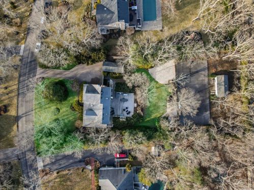 18 Drew Dr, Eastport NY  11941-1335 exterior