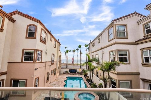 1612 Pacific Coast Hwy, Huntington Beach CA  92648-4434 exterior