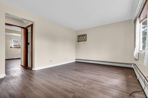 9 Meadow Rd, East Brunswick NJ  08816-4332 exterior