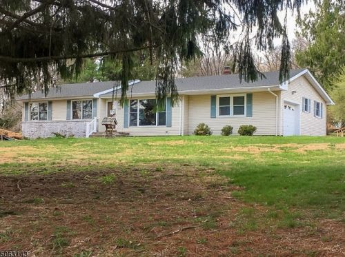 213 Dee Dee Dr, Glen Gardner, NJ 08826-3220