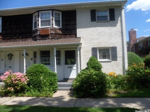 3912 Wilshire Ln, Oakdale, NY 11769-1440