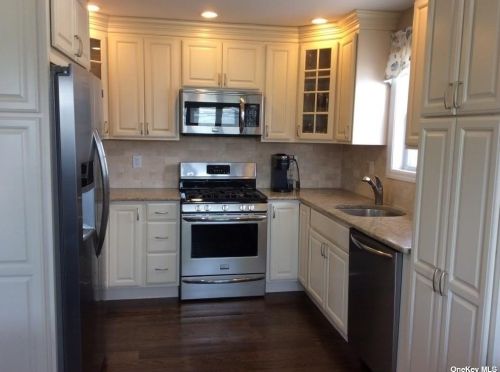 12 Lee Ave, Babylon, NY 11702-4211