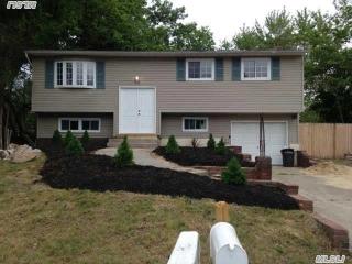 10 Biscayne Dr, Selden, NY 11784-1011