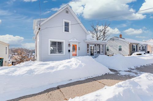 1041 Summer St, West Bend, WI 53090-2423