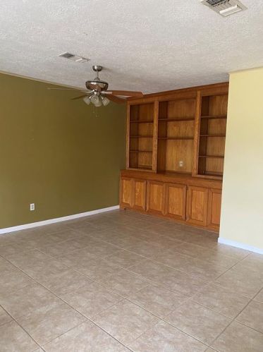 52 Campeche Cir, Galveston, TX 77554-9361