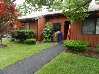 469 Asbury Rdg, Huntington, CT 06484-4880
