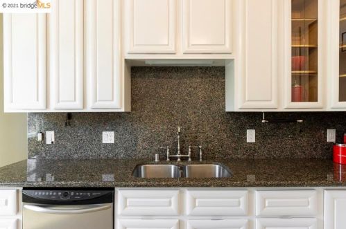 1790 Goss St, Oakland CA 94607-1165 exterior