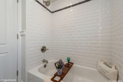 1805 Grant Ave, Seaford NY  11783-2318 exterior