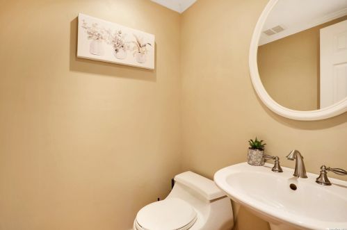 6 Hayuta Ct, Holtsville NY  11742-1206 exterior