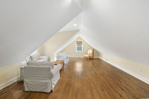 16 Bittersweet Ln, Pine Neck NY  11963-1422 exterior