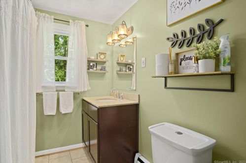 6 East Dr, Gales Ferry CT  06335-1610 exterior