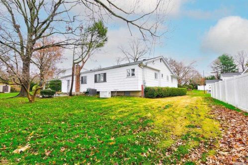 52 Lancia Dr, Muttontown, NY 11732-1114