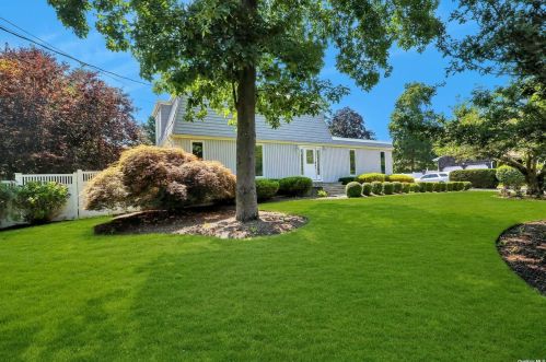 224 Grassmere Ave, Oakdale, NY 11769-2323