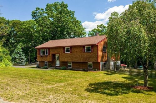 182 Lakeview Dr, Raynham, MA 02767-1611