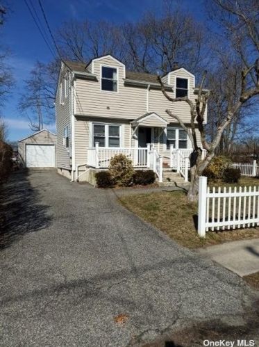 104 Coolidge Ave, Amityville, NY 11701-2452