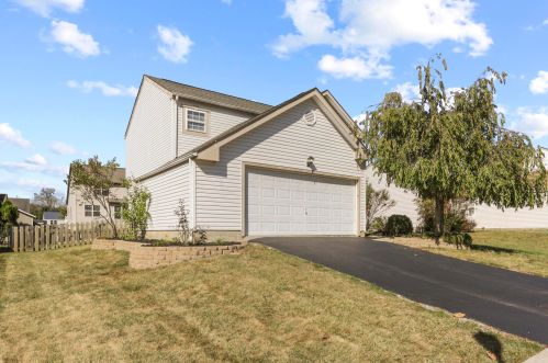 233 Essex Pl, Pataskala, OH 43062-7562