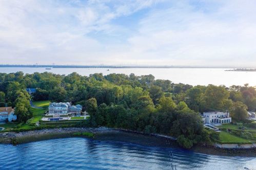 91 Gatsby Ln, Great Neck, NY 11024-1000