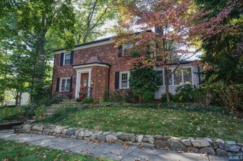 1140 Kensington Rd, Teaneck NJ  07666-2758 exterior