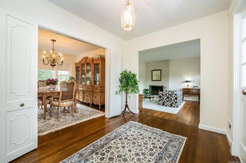 29 Mohegan Pl, New Rochelle, NY 10804-1304